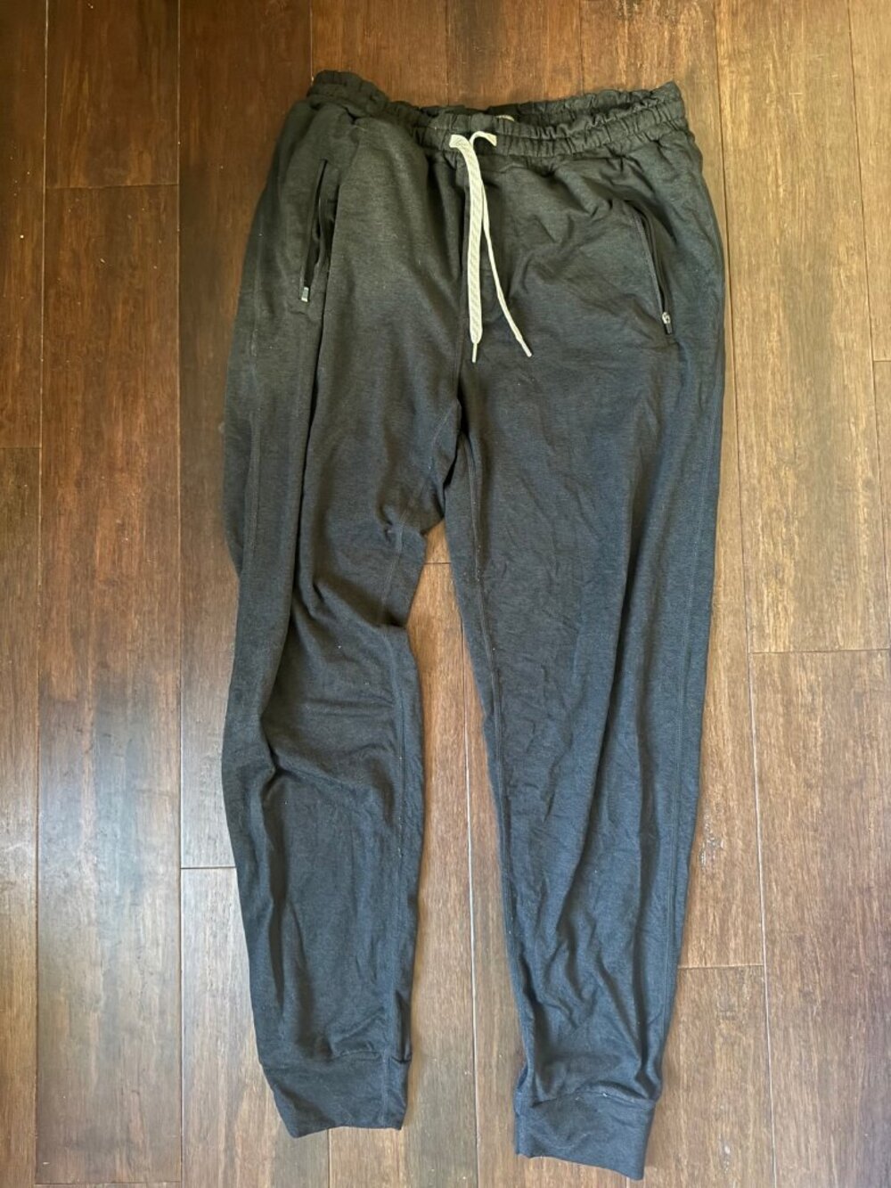 Vuori Men's Dark Charcoal Jogger Sweatpants Size M Drawstring Zip Pockets